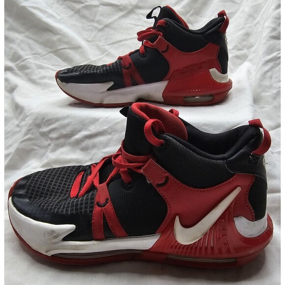 Nike LeBron Witness 8y Bred Black Red Athletic Basketball Shoes Sneakers New - Picture 2 of 6
